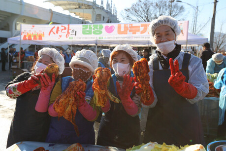 밀양시 자원봉사자, ‘사랑의 김장 3,200포기’ 정성 담아…한부모가정 등 취약계층 1,004세대에 전달